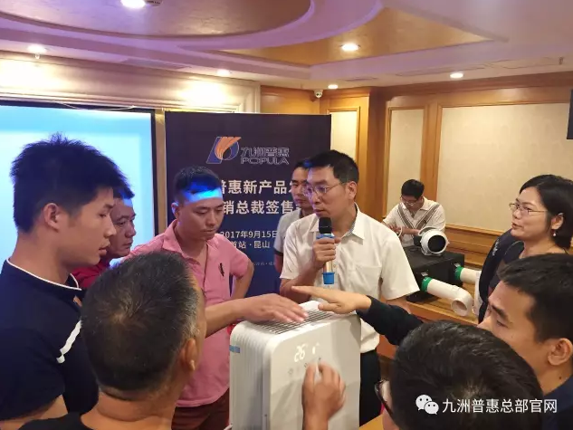 現(xiàn)場經(jīng)銷商對新產(chǎn)品充滿興趣 現(xiàn)場經(jīng)銷商對新產(chǎn)品充滿興趣